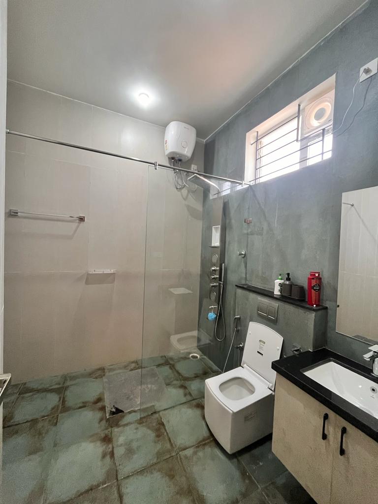 Bathroom suite at Saptha Sagara Villa